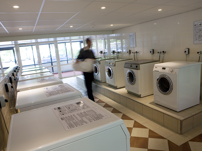 Aparthotel Amstelveen Laundry Room with washing machines and dryers