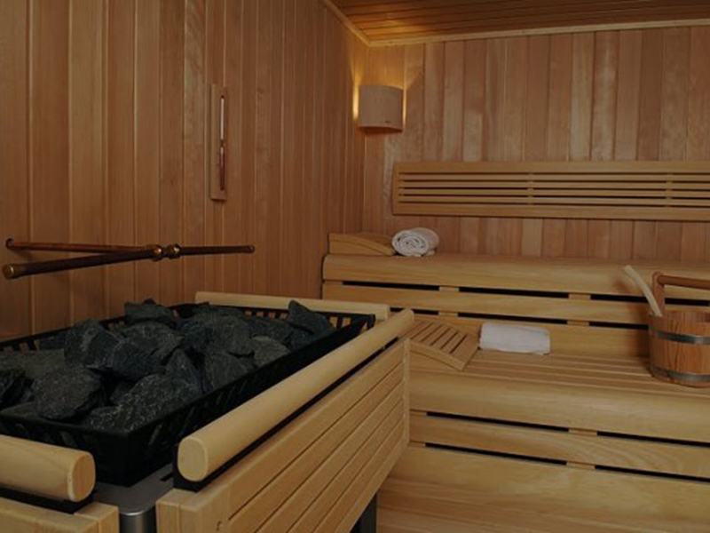 Residents of Amsterdam-Buitenveldert have a pool, spa and sauna in Vhtel Amsterdam-Amstelveen aparthotel